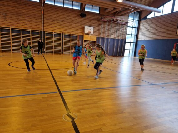 1-Mädchenfußball-1–e321-large-min